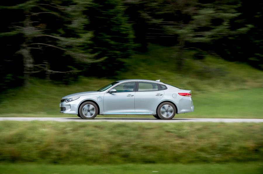  Kia Optima Plug-In Hybrid 2016 года  (UK) (фото 19 из 35)